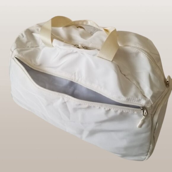 NEW! Lightweight Duffel Tote w/Deep Lining Pocket, Detach. Strap & Earbud Pouch - Picture 12 of 13